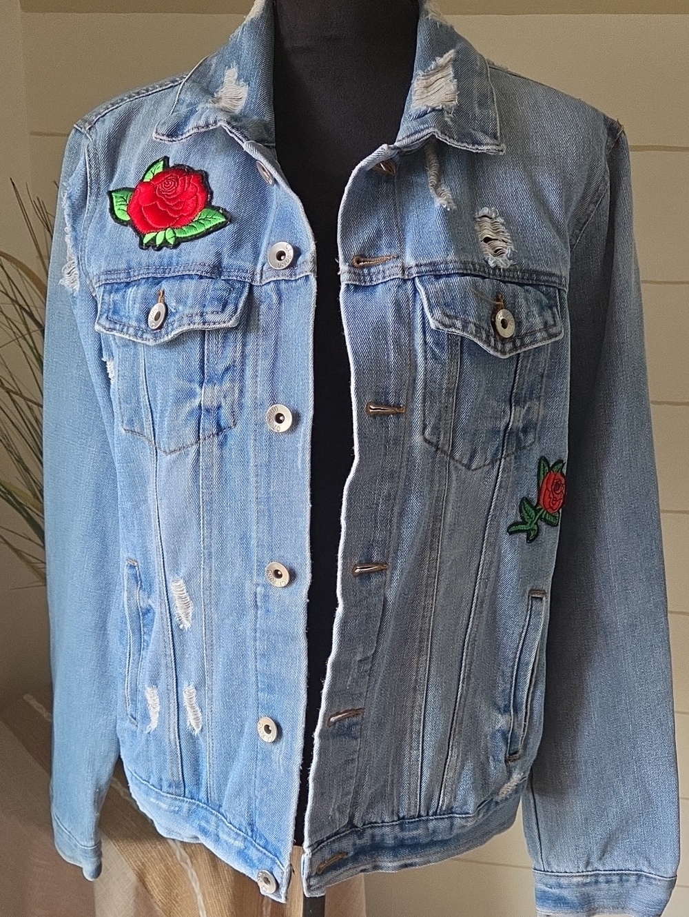 Ci Sono Blue Denim Rose Embroidered Jean Jacket S Med Wash Distressed Floral